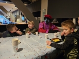 Sinterklaasfeest bij S.K.N.W.K. voor JO7-1 van vrijdag 1 december 2023 (128/180)